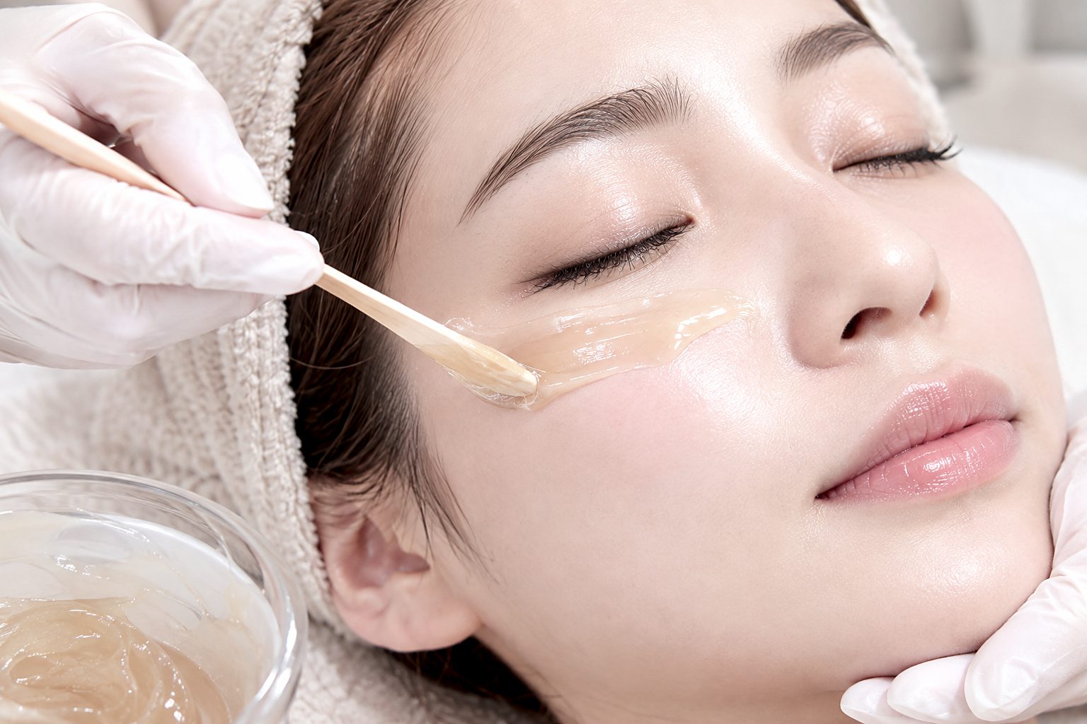 ミンミンWAX脱毛の施術(眉まわり・お顔の産毛)