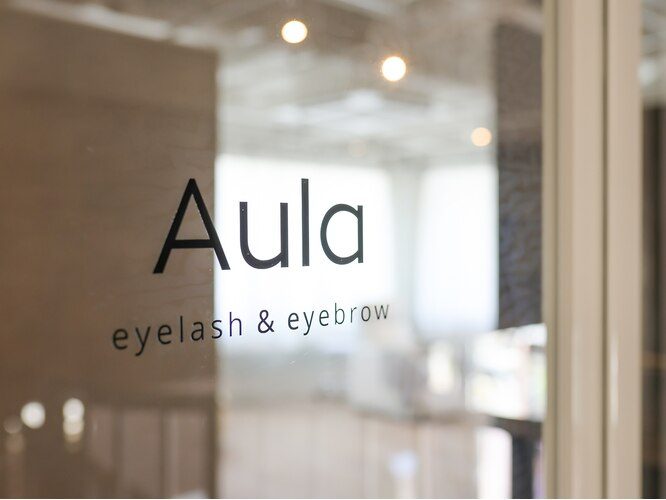 ガラスドアに描かれたAula eyelash & eyebrowのロゴ